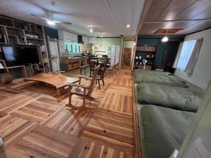 un salon avec un canapé et une table dans l'établissement こもれび, à Île Miyako