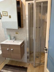 a bathroom with a sink and a shower at La dimora Poliziana di Anna in Montepulciano