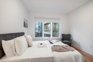 Postel nebo postele na pokoji v ubytování Luxury 1br Nolibs Pool Access