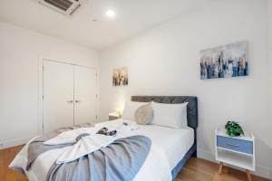 a bedroom with a large white bed in a room at Luxury 1br Nolibs Pool Access in Philadelphia