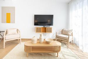 una sala de estar con una mesa y dos sillas en Loft Centrale, en Pafos