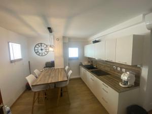 Kuchyň nebo kuchyňský kout v ubytování Appartement de 4 chambres proche plage, tram et aeroport