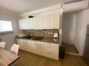 Kuchyň nebo kuchyňský kout v ubytování Appartement de 4 chambres proche plage, tram et aeroport + 3 fotografie