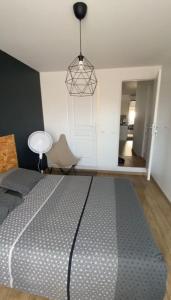 Postel nebo postele na pokoji v ubytování Appartement de 4 chambres proche plage, tram et aeroport