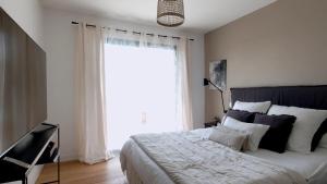 una camera da letto con un letto grande con una grande finestra di Villa pour 8 avec piscine a Compoli