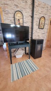 a flat screen tv sitting on top of a table at Casita de invitados en Otura in Otura