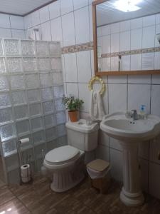 un bagno bianco con un water e un lavandino di Backpack Cabin A12892 a Oranjestad