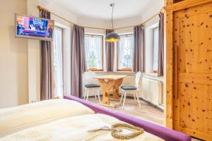 a hotel room with a bed and a table at Ferienwohnung Ferienglück in Krün