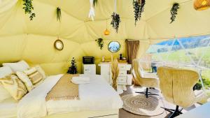 Posedenie v ubytovaní Glamping Hohe Wand - Zelt mit Sternenfenster und Whirlpool