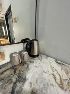Příslušenství pro přípravu čaje a kávy v ubytování HMI Roomstay