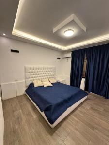 Al RamaFiruza Farm Villa Vip的卧室里有一张大床，上面铺着蓝色毯子