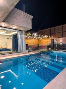 Al RamaFiruza Farm Villa Vip的夜间酒店的大型游泳池