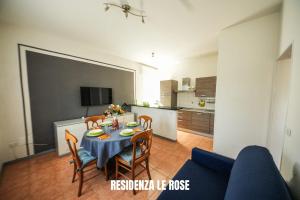 a dining room table and chairs in a kitchen at Residenza Le Rose Apartament FREE BIKE in Peschiera del Garda