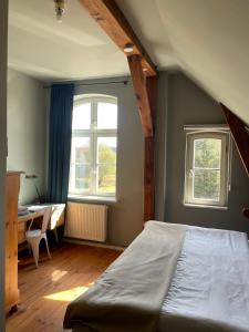 Ein Bett oder Betten in einem Zimmer der Unterkunft An Den Wiesen Gasthaus am Finowkanal