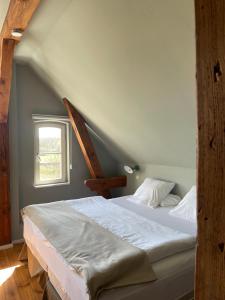 Ein Bett oder Betten in einem Zimmer der Unterkunft An Den Wiesen Gasthaus am Finowkanal