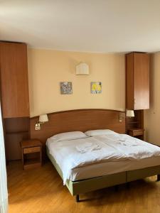 Postel nebo postele na pokoji v ubytování Hotel Saini with Air conditioning + 30 fotografií