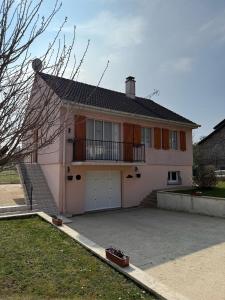 ein großes Haus mit einem Balkon und einer Auffahrt in der Unterkunft Jolie maison -3 chambres -au calme -proche du lac du der in Rachecourt-sur-Marne