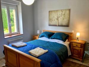 Posteľ alebo postele v izbe v ubytovaní 3 Star 3 bed QUERTINEUX Historic 4 Cathar Châteaux Lastours air conditioned
