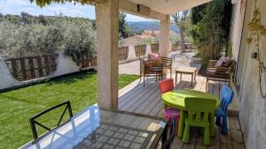 Un patio con una mesa y sillas en una terraza. en La brulière 4ch, en Velaux