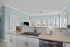 アトランティックビーチにあるAtlantic Blue townhouseのシンクとカウンタートップのあるキッチン
