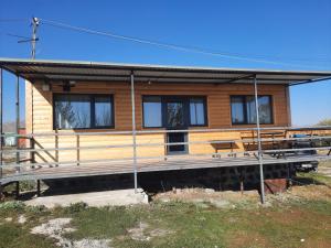 塞凡Nirok的一座小木屋，前面有一个大门廊