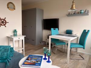 a small living room with a table and chairs at Große Hafenliebe in Fehmarn