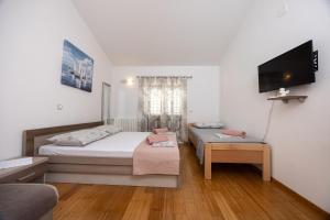 En eller flere senge i et værelse på Apartments Kapetan Jure