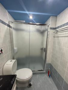 Ένα μπάνιο στο Angela's Apartment near Airport-Expo-Sea +10 φωτογραφίες