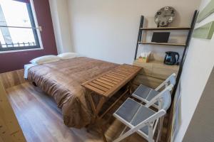 Uma cama ou camas num quarto em HOTEL 萃 the 3rd-雑餉隈駅前-無人ホテル-HOTEL SUI the third-ZASSHO-Unmanned Hotel