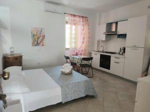 a room with a bed and a table and a kitchen at Casa Manilla in Lanciano