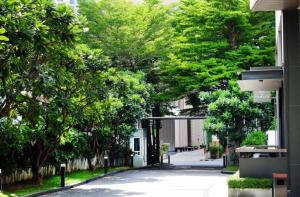 a street with trees on the side of a building at 2 BR in Downtown BTS Chitlom BKK in Bangkok