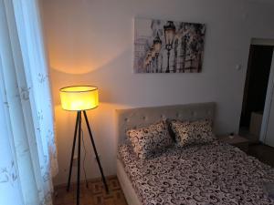 R & P Apartman Mladenovac客房内的一张或多张床位