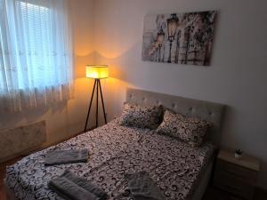 R & P Apartman Mladenovac客房内的一张或多张床位