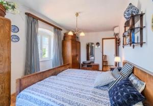 Ένα ή περισσότερα κρεβάτια σε δωμάτιο στο Bunica house