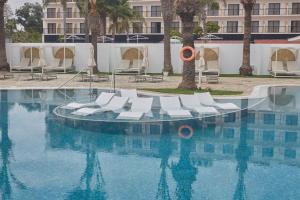 Bohemian Gardens Hotel内部或周边的泳池