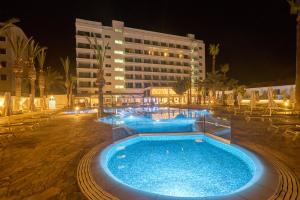 普罗塔拉斯Bohemian Gardens Hotel的夜晚酒店前的游泳池