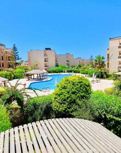 Bazén v ubytování North coast Villa 2nd row from beach with 4 master rooms and 200m Garden standalone - Families only nebo v jeho okolí