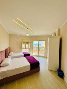 Postel nebo postele na pokoji v ubytování North coast Villa 2nd row from beach with 4 master rooms and 200m Garden standalone - Families only