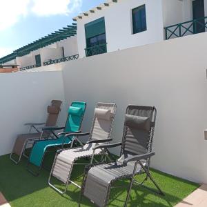 grupa krzeseł siedzących na patio w obiekcie Casita A Pitisa w mieście Playa Blanca