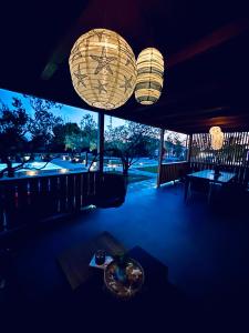 una habitación con 2 luces y una mesa en un porche en Novak House, en Pakoštane