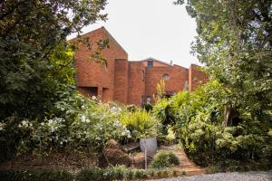 ウィンタートンにあるThe Garden Manorのレンガ造りの建物