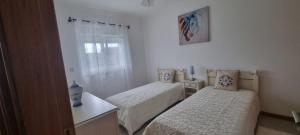 une chambre avec deux lits et une fenêtre dans l'établissement Madureira Country House - Natureza & Tranquilidade, à Paradela de Guiães