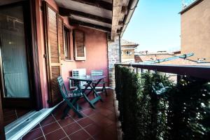 a patio with a table and chairs on a balcony at Oasi Piacentina in Piacenza