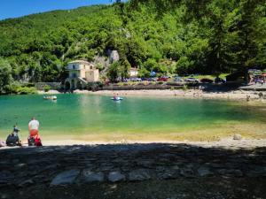 um grupo de pessoas sentadas na margem de um lago em Hotel il Rifugio del Lupo scanno em Scanno mais 22 fotografias