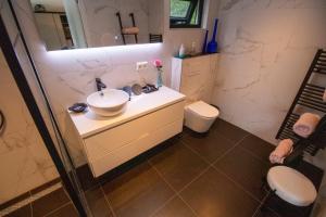 Bilik mandi di Mawosy Lodge