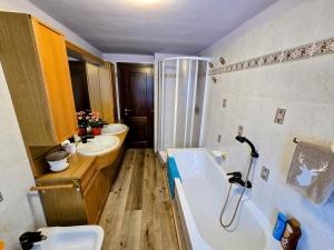 Ένα μπάνιο στο 360 Viewpoint Alpine Apartments " Mont Cervin " +25 φωτογραφίες