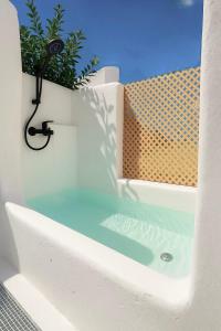 a bath tub in a white wall with a plant at Casa Bocaina in Playa Honda