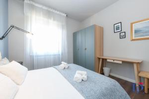 Posteľ alebo postele v izbe v ubytovaní DesenzanoLoft Official Partner MARRIOTT Homes & Villas - Jack's Penthouse
