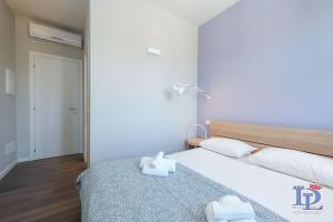 Posteľ alebo postele v izbe v ubytovaní DesenzanoLoft Official Partner MARRIOTT Homes & Villas - Jack's Penthouse