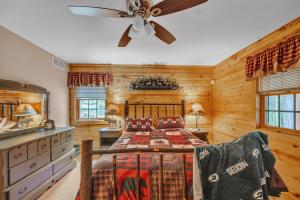 a bedroom with a bed and a ceiling fan at Woodlands Cabin Retreat in Oxford cabin in Oxford